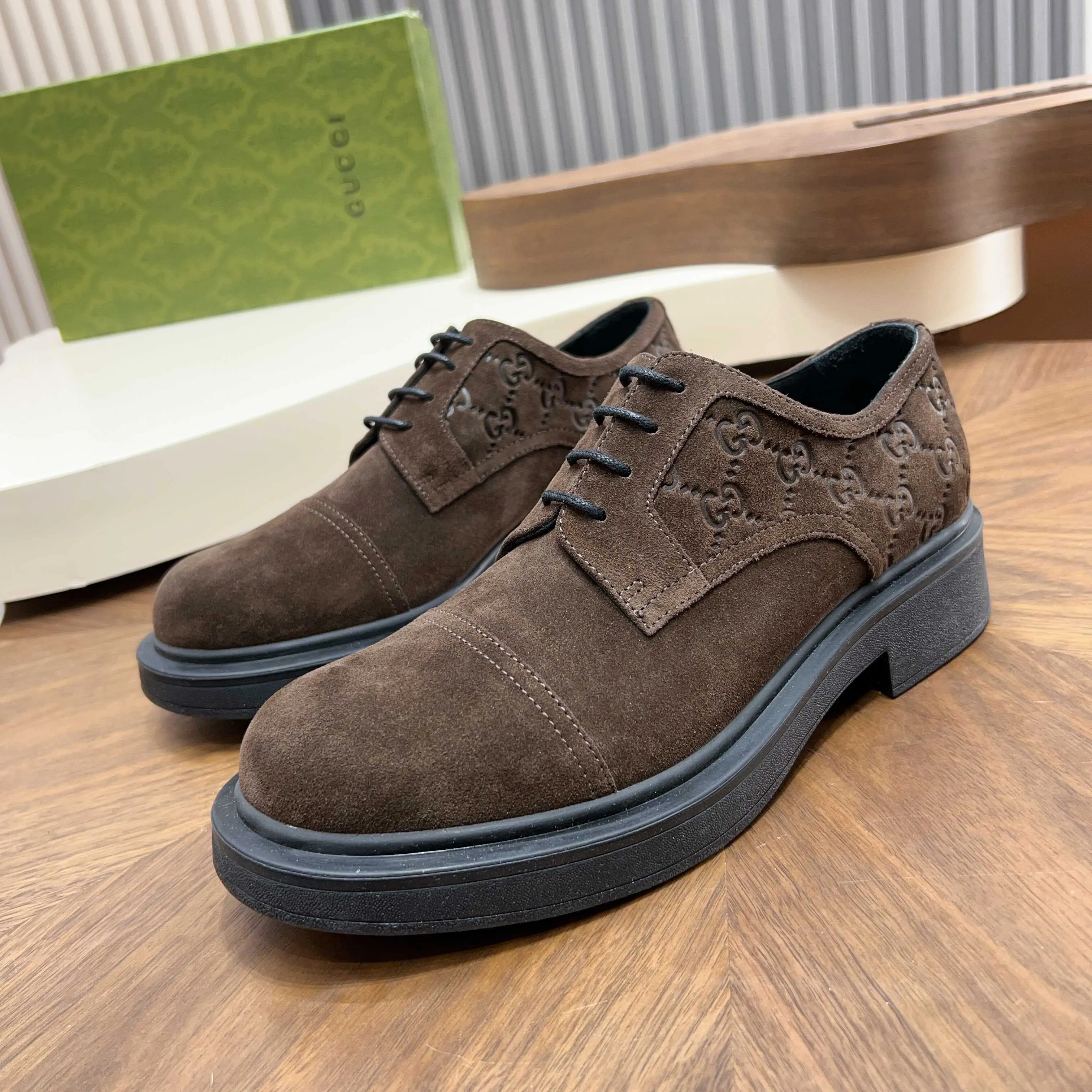💰780 Gucci/Gucci new men’s lace-up shoes with GG details, matte cow leather derby shoes! The design of this men's lace-up shoe is rooted in the brand's heritage. Crafted from premium waxed cow leather, it is embellished with GG printed embossed suede leather details, a nod to Gucci's iconic monogram. The rubber sole decorated with GG pattern adds a touch of modern fashion to this design. Typical three-joint style design. European and American classic version, full calfskin lining. The overall upper texture is soft and the lining is comfortable and breathable. 2CM thickened soft rubber sole, easy to control. Versatile and stylish upper foot, multiple colors available to meet different matching needs, complete package! Size: 39-40-41-42-43-44 leather shoe size (38.45.46 can be customized)